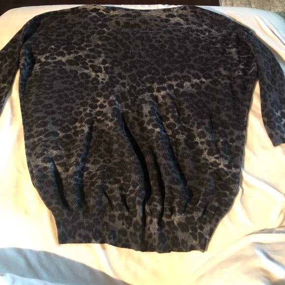 GUC Aritzia Wilfred Grey Black Animal Print Light Weight Sweater Size Medium - Picture 5 of 6